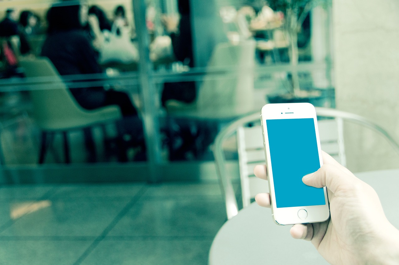 趣约会实名账号：短信与电子邮件：什么时候选择哪种通信方式？